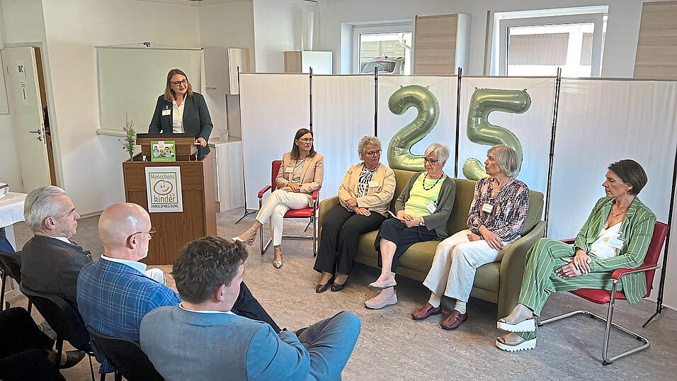 Geschäftsführerin Iris Kelz (v.l.) im Gespräch mit Claudia Gritzki, Heidi Walter, Ursula Böheim, Ruth Pörnbacher und Andrea Irlbauer. Geschäftsführerin Iris Kelz (v.l.) im Gespräch mit Claudia Gritzki, Heidi Walter, Ursula Böheim, Ruth Pörnbacher und Andrea Irlbauer.