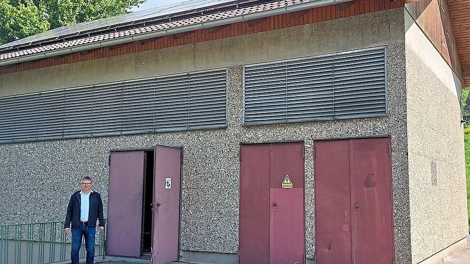 Vor Ort am Turbinengebäude erklärt Stadtwerkeleiter Stefan Höcherl, warum abgeschaltet werden musste. Vor Ort am Turbinengebäude erklärt Stadtwerkeleiter Stefan Höcherl, warum abgeschaltet werden musste.