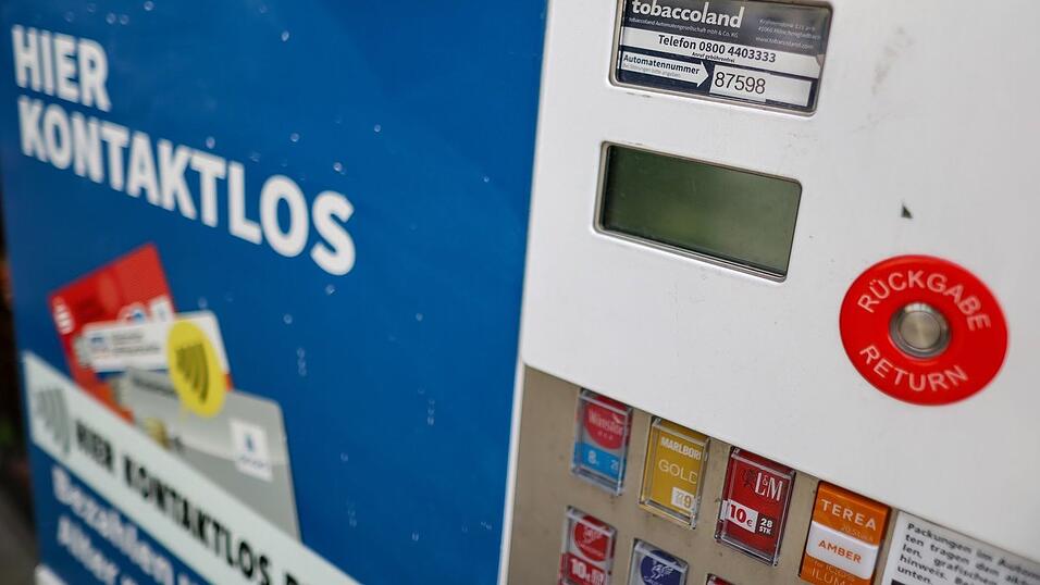 An fast 200.000 Zigarettenautomaten in Deutschland wird nach Angaben von Euro Kartensysteme beim Bezahlen mit der Girocard gepr&uuml;ft, ob der K&auml;ufer oder die K&auml;uferin wie erforderlich vollj&auml;hrig ist. (Symbolbild)