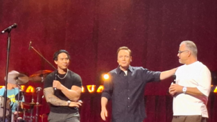 Michael „Bully“ Herbig (Mitte) mit Ralf Wengenmayr, Bullys Haus- und Hofkomponist (re.) und dem Schauspieler Tutty Tran (li.). Michael „Bully“ Herbig (Mitte) mit Ralf Wengenmayr, Bullys Haus- und Hofkomponist (re.) und dem Schauspieler Tutty Tran (li.).