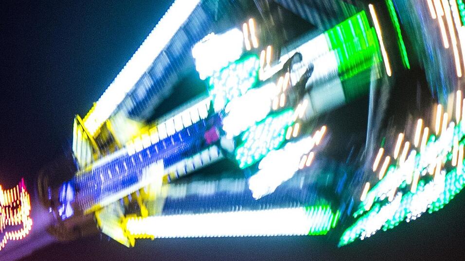 Unser Symbolbild zeigt ein Hochfahrgeschäft auf einem Volksfest Unser Symbolbild zeigt ein Hochfahrgeschäft auf einem Volksfest