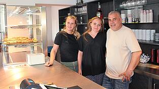 Drita und Mustafe Kuliqi nehmen Anastacia in ihre Mitte: Trotz des durchwachsenen Wetters mit deutlichem Einfluss auch auf den Umsatz im Kiosk äußern sie sich doch zufrieden mit ihrer ersten Saison im Platschare-Kiosk.
