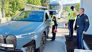 Um den Sp&uuml;rsinn der Beamten weiter zu verbessern, fand diese dreit&auml;gige Aktion statt. Laut Vize-Polizei-Chef Josef Weindl (rechts im Bild) bedeutete das auch einen personellen Spagat, um dies parallel zum Schichtdienst stemmen zu k&ouml;nnen. Jedoch sei es die M&uuml;he wert.