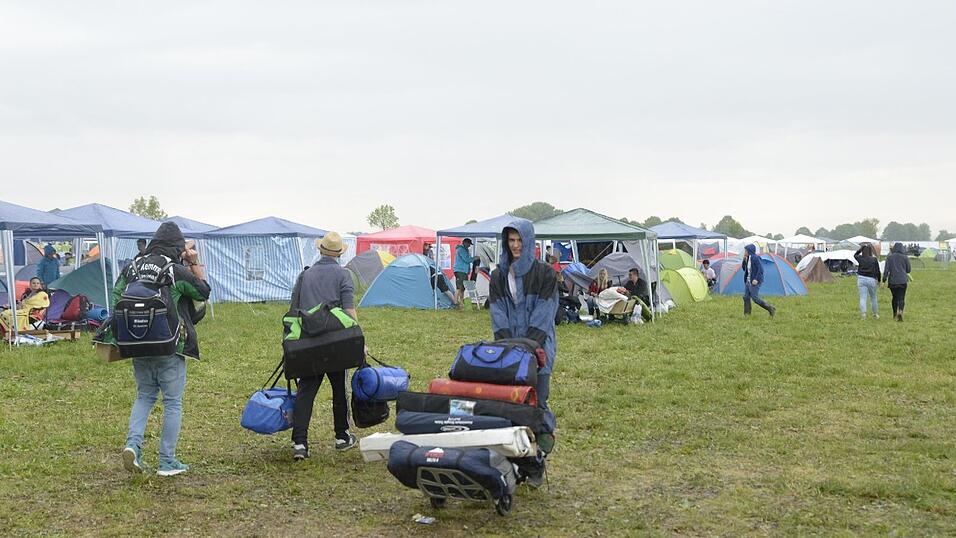 Die ersten Festivalbesucher haben bereits am Donnerstag das Campinggel&auml;nde in Salching bev&ouml;lkert.