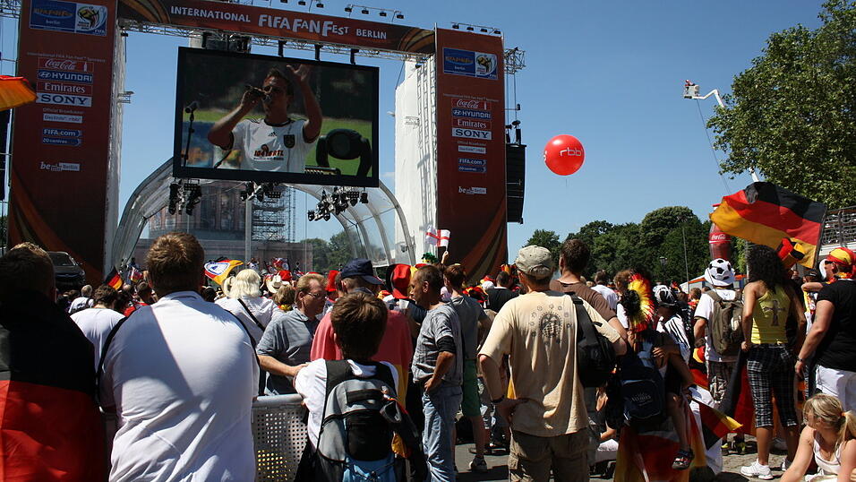 Christian Fertl war am Sonntag auf der Fanmeile in Berlin und erlebte dort das Achtelfinale gegen England auf Gro&szlig;leinwand.