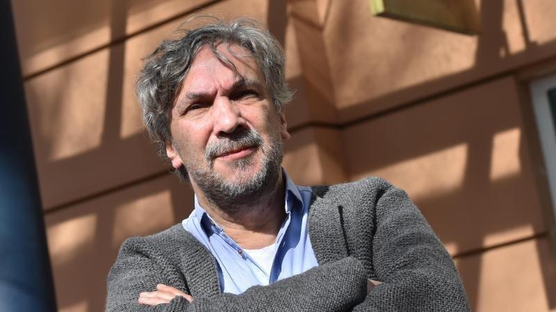 Spielleiter Christian St&uuml;ckl steht vor dem Theater.