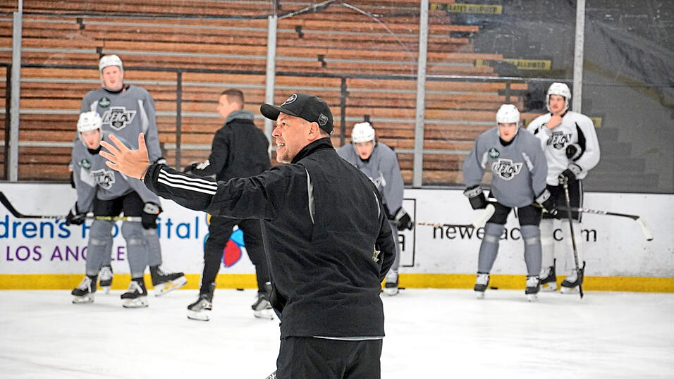 'Spieler für die NHL bereit machen' - das ist die primäre Aufgabe des Ex-Bundestrainers Marco Sturm. Der Dingolfinger ist im dritten Jahr Chefcoach des AHL-Klubs Ontario Reign. 'Spieler für die NHL bereit machen' - das ist die primäre Aufgabe des Ex-Bundestrainers Marco Sturm. Der Dingolfinger ist im dritten Jahr Chefcoach des AHL-Klubs Ontario Reign.