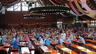 Die Stadthalle war am Seniorennachmittag trotz hoher Temperaturen gut besucht. Die Musik am Montag kam vom &bdquo;Veldner Blechhaufa&ldquo;.