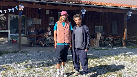 Mike Huber (l.) und Fabian Frischmann von Dicht&Ergreifend vor dem Wirtshaus in Ottering, dass zu einem Kulturzentrum werden soll. Sie sind Mitbegründer des verantwortlichen Vereins Kulturensöhne und -töchter.