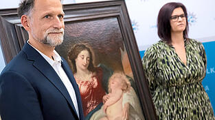 Staatsanwältin Jennifer Jäger (r.) und Patrick Haggenmüller, Leiter der Kunstfahndung des Bayerischen Landeskriminalamtes, erläuterten bei einer Pressekonferenz den Ermittlungserfolg. Staatsanwältin Jennifer Jäger (r.) und Patrick Haggenmüller, Leiter der Kunstfahndung des Bayerischen Landeskriminalamtes, erläuterten bei einer Pressekonferenz den Ermittlungserfolg.