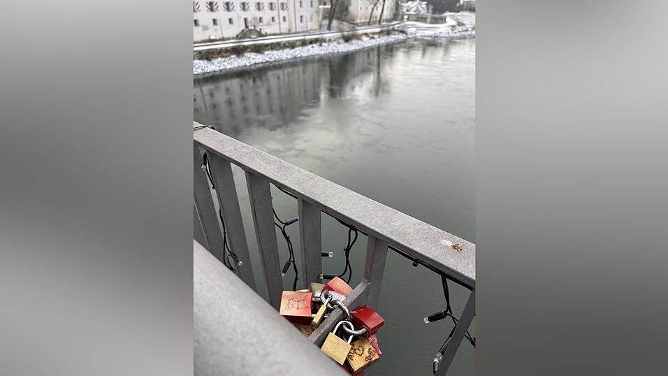 Derzeit h&auml;ngt an der Schlossbr&uuml;cke neben den Schl&ouml;ssern auch noch die Weihnachtsbeleuchtung.
