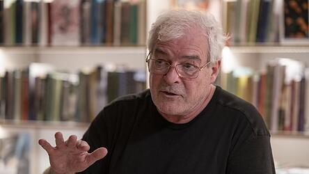 Oliver Karbus lebt mit seiner Frau und seiner Tochter in Landshut.