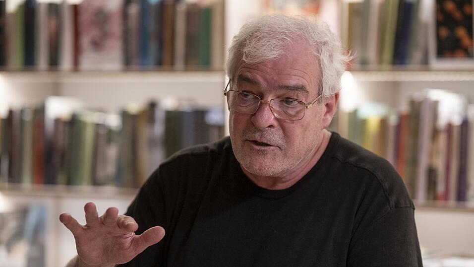 Oliver Karbus lebt mit seiner Frau und seiner Tochter in Landshut.