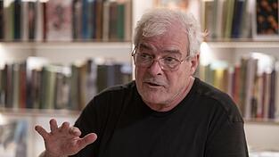 Oliver Karbus lebt mit seiner Frau und seiner Tochter in Landshut.