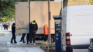 Polizeibeamte durchsuchen einen Lastwagen im Ortsteil Gesundbrunnen. Polizeibeamte durchsuchen einen Lastwagen im Ortsteil Gesundbrunnen.
