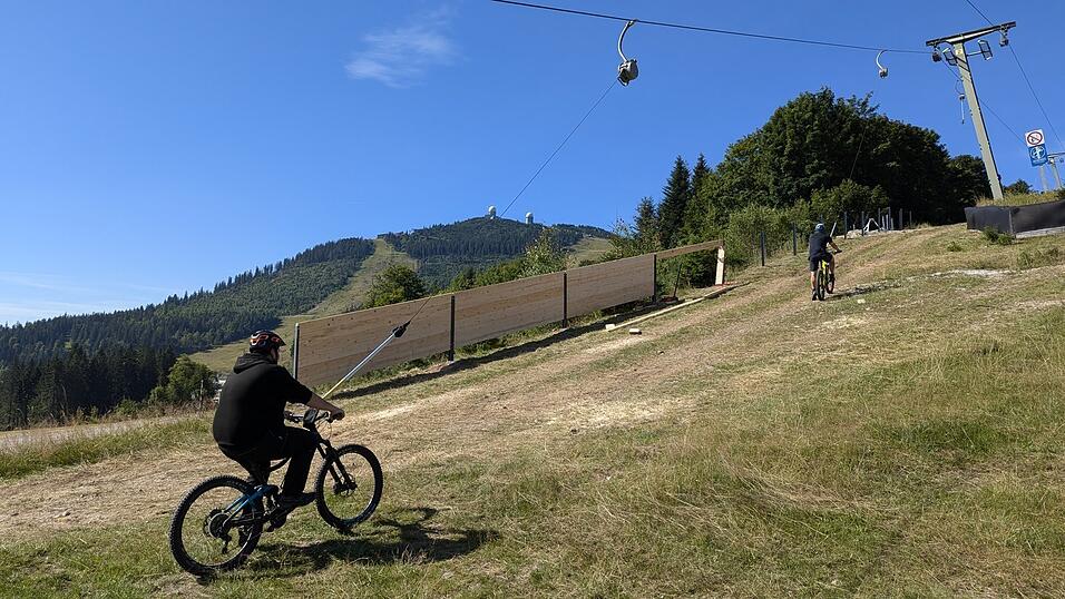 Der erste Teilabschnitt des Familien-Bike-Parks wird sich am Thurnhofareal mit ArBär-Kinderland abspielen, das momentan im Sommer nicht genutzt wird. Der erste Teilabschnitt des Familien-Bike-Parks wird sich am Thurnhofareal mit ArBär-Kinderland abspielen, das momentan im Sommer nicht genutzt wird.
