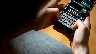 Einem Gesetzesvorschlag nach sollen Messaging-Dienste künftig mehr tun, um Kinder auf ihren Plattformen zu schützen. (Symbolbild)