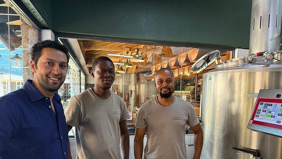Arjun Malhotra (l) mit seinen kenianischen Brauerei-Mitarbeitern im Sudhaus seiner Craftbeer-Brauerei in Nairobi.
