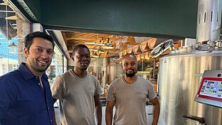Arjun Malhotra (l) mit seinen kenianischen Brauerei-Mitarbeitern im Sudhaus seiner Craftbeer-Brauerei in Nairobi.