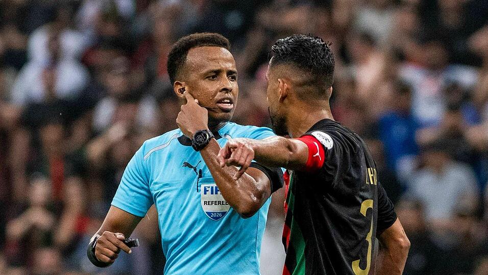 Für ihn endete der WM-Traum an der Grenzkontrolle: Schiedsrichter Omar Artan. (Archivbild) Für ihn endete der WM-Traum an der Grenzkontrolle: Schiedsrichter Omar Artan. (Archivbild)