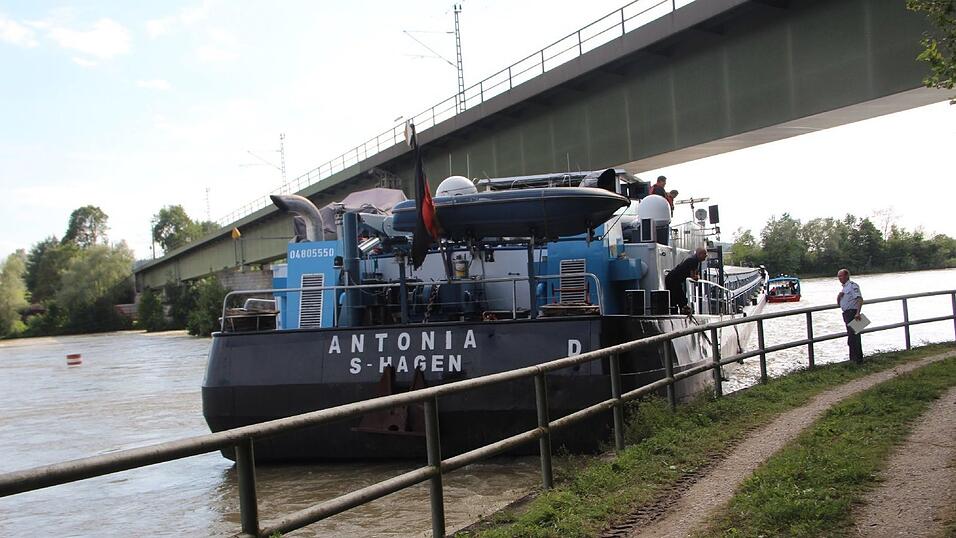 Bei Poikam im Landkreis Kelheim hat sich ein Schiff quergestellt. Bei Poikam im Landkreis Kelheim hat sich ein Schiff quergestellt.