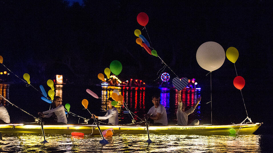 Alle Bilder dazu finden Sie hier.Foto: Mathias AdamDie Lampionfahrt verwandelte die Donau in ein Lichtermehr. Alle Bilder dazu finden Sie hier.Foto: Mathias AdamDie Lampionfahrt verwandelte die Donau in ein Lichtermehr.