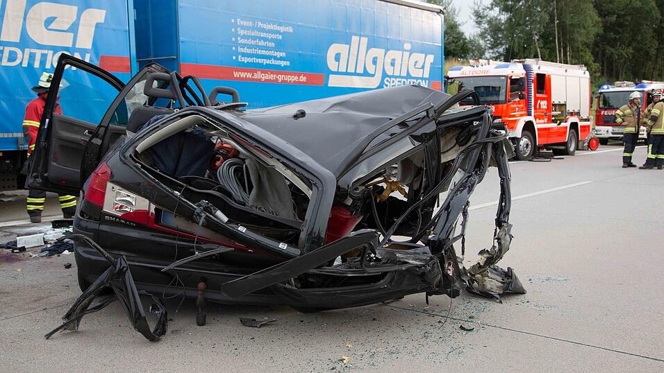 Auf der A92 bei Altdorf ist am Freitagabend ein Autofahrer in einen stehenden Lastwagen gekracht und dabei schwer verletzt worden. (Fotos: FD)