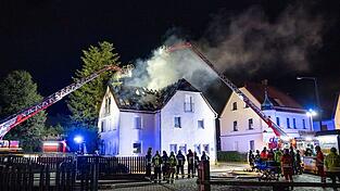Einsatzkr&auml;fte der Feuerwehr sind mit einer Drehleiter am Brand eines Dachstuhls in N&uuml;rnberg besch&auml;ftigt.