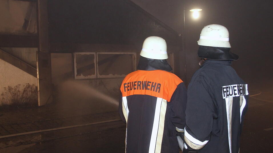 Die Kultdisko Penker in Ascha ist am frühen Mittwochmorgen in Flammen aufgegangen. Die Kultdisko Penker in Ascha ist am frühen Mittwochmorgen in Flammen aufgegangen.