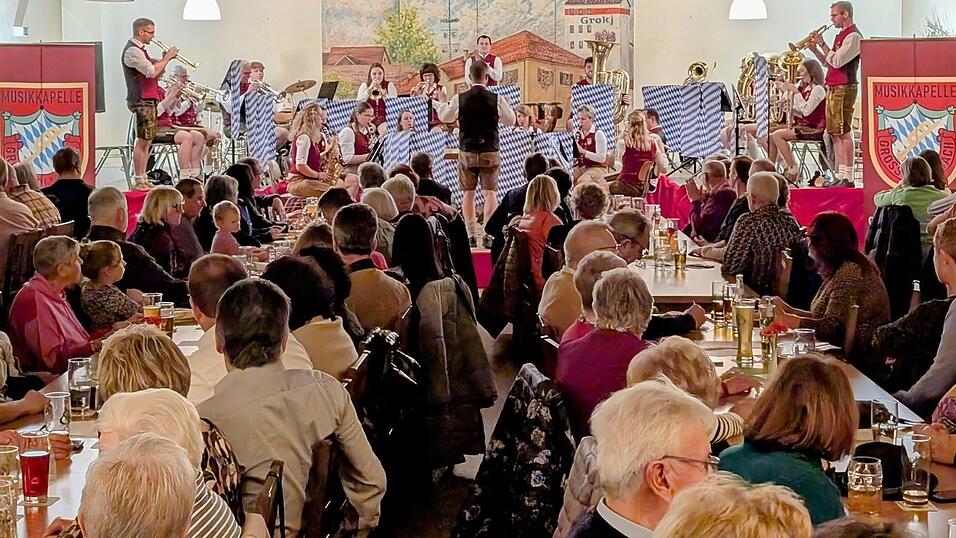 Die 'Musikkapelle Gro&szlig;k&ouml;llnbach' spielte im Gasthaus Egerer.
