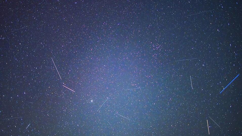 Verglühender Weltraumschrott leuchtet länger als Sternschnuppen.