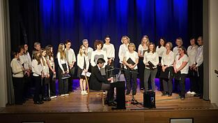 Der 23-köpfige Chor glänzte durch ausdrucksstarke Intonation. Der 23-köpfige Chor glänzte durch ausdrucksstarke Intonation.