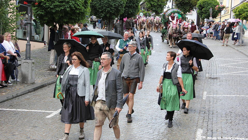 Das war der Bierzelteinzug beim Bad Kötztinger Pfingstvolksfest 2025. Das war der Bierzelteinzug beim Bad Kötztinger Pfingstvolksfest 2025.