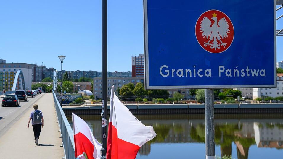 Passanten gehen &uuml;ber den deutsch-polnischen Grenz&uuml;bergang Stadtbr&uuml;cke zwischen Frankfurt (Oder) und dem polnischen Slubice. Polen will ab Montag Kontrollen an der Grenze zu Deutschland einf&uuml;hren.
