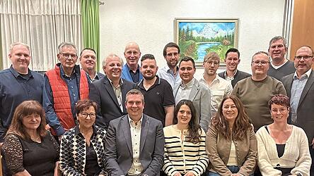 Ortsvorsitzender und B&uuml;rgermeisterkandidat Georg Haindl (vorne 3.v.l.) mit den Kandidaten der Freien W&auml;hler f&uuml;r den Stadtrat.