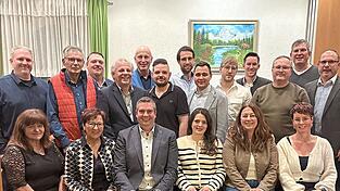 Ortsvorsitzender und Bürgermeisterkandidat Georg Haindl (vorne 3.v.l.) mit den Kandidaten der Freien Wähler für den Stadtrat. Ortsvorsitzender und Bürgermeisterkandidat Georg Haindl (vorne 3.v.l.) mit den Kandidaten der Freien Wähler für den Stadtrat.