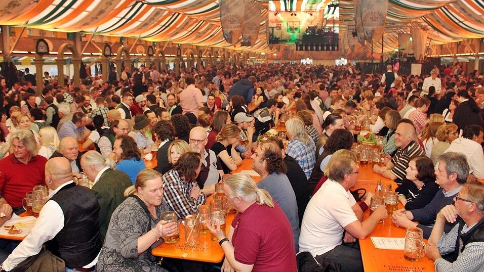 Die Fr&uuml;hjahrsdult 2017 in Landshut neigt sich dem Ende entgegen. Grund genug, noch einmal richtig in den Bierzelten zu feiern - abgerundet vom traditionellen Feuerwerk.
