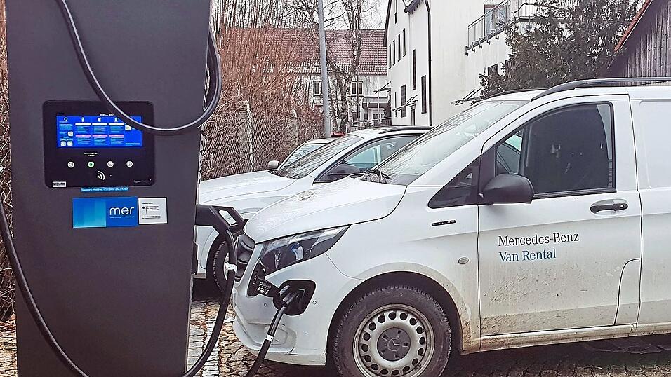 In der Ortsmitte ist das Laden auch bei der Stromversorgung möglich. In der Ortsmitte ist das Laden auch bei der Stromversorgung möglich.