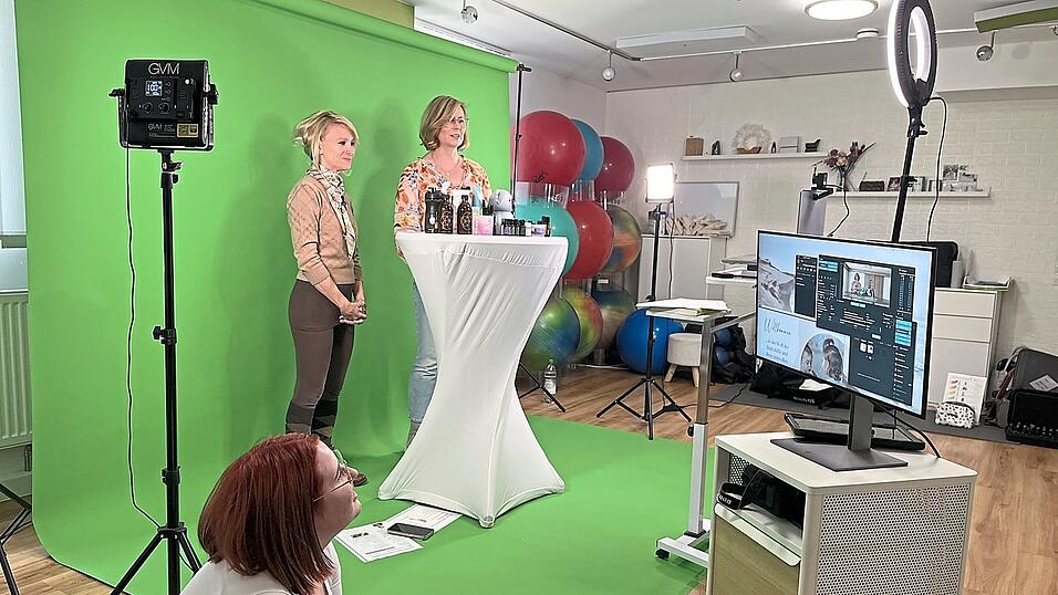 Im Therapieraum, der zu einem Studio umgebaut wurde, halten die Hebamme Beate C. Klingler (re. ) mit der Aromatherapeutin Suzan Bontzek das Webinar live. Tochter Julia Klingler hat dabei die technische Leitung.