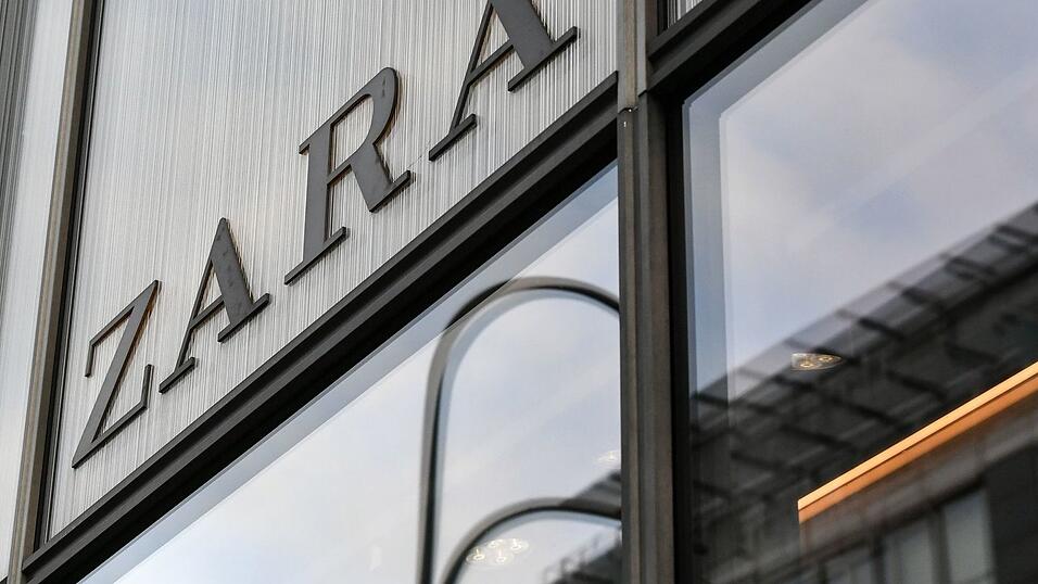 Die spanische Modekette Zara hat ein Halloween-Kinderkostüm aus dem Verkauf genommen, das Kritiker an KZ-Kluft erinnerte. Die spanische Modekette Zara hat ein Halloween-Kinderkostüm aus dem Verkauf genommen, das Kritiker an KZ-Kluft erinnerte.