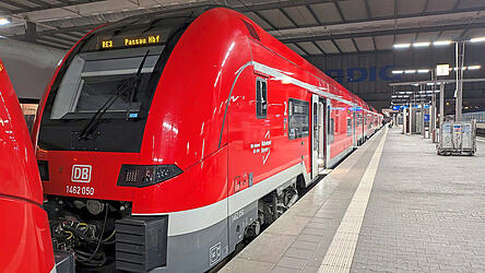 Schon von außen ist erkennbar: Dieser Regionalzug kann noch nicht lange auf den Schienen unterwegs sein. Dafür ist er schlichtweg zu sauber. Schon von außen ist erkennbar: Dieser Regionalzug kann noch nicht lange auf den Schienen unterwegs sein. Dafür ist er schlichtweg zu sauber.