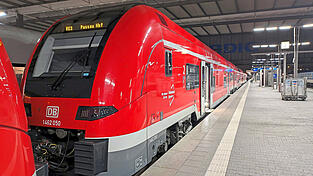 Schon von außen ist erkennbar: Dieser Regionalzug kann noch nicht lange auf den Schienen unterwegs sein. Dafür ist er schlichtweg zu sauber. Schon von außen ist erkennbar: Dieser Regionalzug kann noch nicht lange auf den Schienen unterwegs sein. Dafür ist er schlichtweg zu sauber.