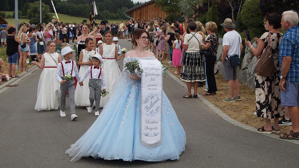 In einem hellblauen Kleid pr&auml;sentierte sich die Harrlinger Festbraut Christina Pongratz.