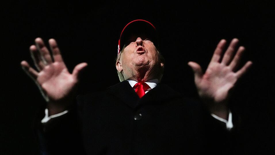 US-Pr&auml;sident Donald Trump will auf die Blockade der Stra&szlig;e von Hormus durch den Iran nun mit einer eigenen Sperrung reagieren.