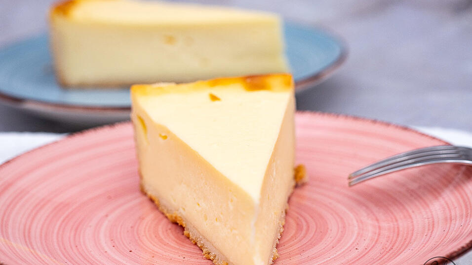 Der klassische Käsekuchen mit Sahne und Mürbeteigboden ist ein wunderbares Kuchen Rezept für jede Jahreszeit.