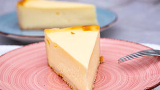 Der klassische Käsekuchen mit Sahne und Mürbeteigboden ist ein wunderbares Kuchen Rezept für jede Jahreszeit.