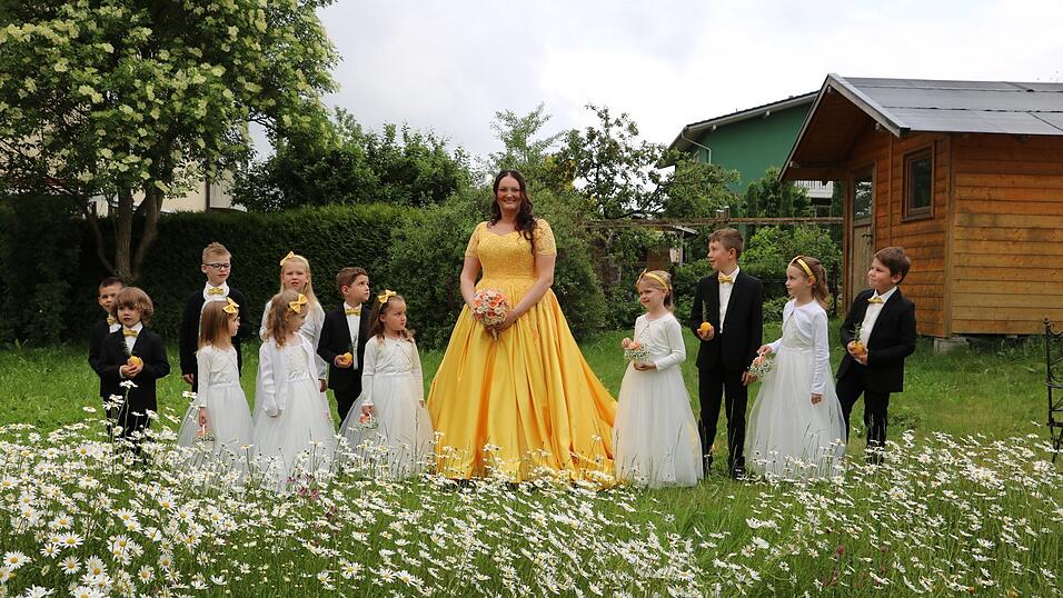Perfekt abgestimmt: Die Fliegen und Haarb&auml;nder der kleinen Begleiter passten farblich zum Kleid der Pfingstbraut.