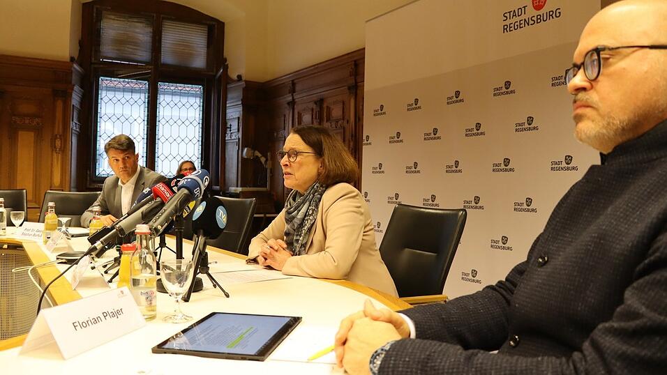 Zusammen mit Wirtschaftsreferent Georg Stephan Barfuß (links) und Stadtplanungsreferent Florian Plajer nahm Oberbürgermeisterin Gertrud Maltz-Schwarzfischer bei einer kurzfristig anberaumten Pressekonferenz Stellung zu den Plänen von internationalen Investoren, im ehemaligen Kaufhof-Gebäude ein muslimisches Kultur- und Einkaufszentrum zu errichten. Zusammen mit Wirtschaftsreferent Georg Stephan Barfuß (links) und Stadtplanungsreferent Florian Plajer nahm Oberbürgermeisterin Gertrud Maltz-Schwarzfischer bei einer kurzfristig anberaumten Pressekonferenz Stellung zu den Plänen von internationalen Investoren, im ehemaligen Kaufhof-Gebäude ein muslimisches Kultur- und Einkaufszentrum zu errichten.