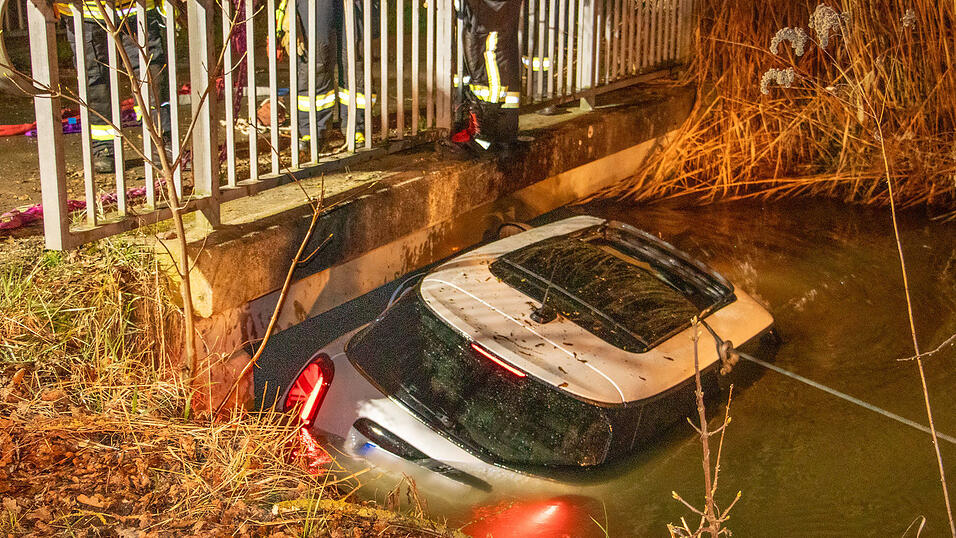 Ein Mini landete im Plattlinger Mühlbach, der Fahrer konnte sich jedoch unverletzt befreien. Ein Mini landete im Plattlinger Mühlbach, der Fahrer konnte sich jedoch unverletzt befreien.
