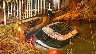 Ein Mini landete im Plattlinger Mühlbach, der Fahrer konnte sich jedoch unverletzt befreien.